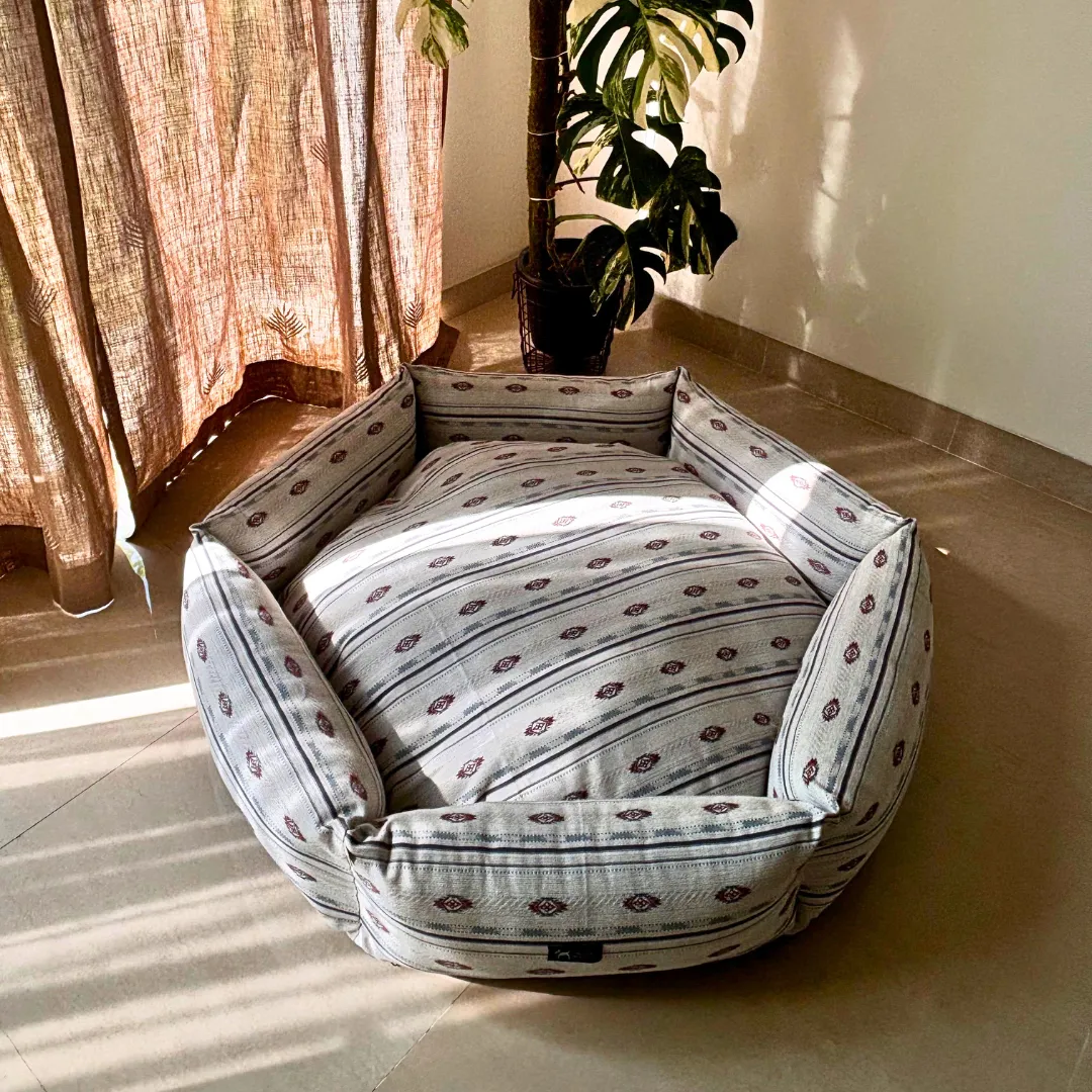 PoochMate Ivory Cotton Jacquard Hexagon Dog Bed